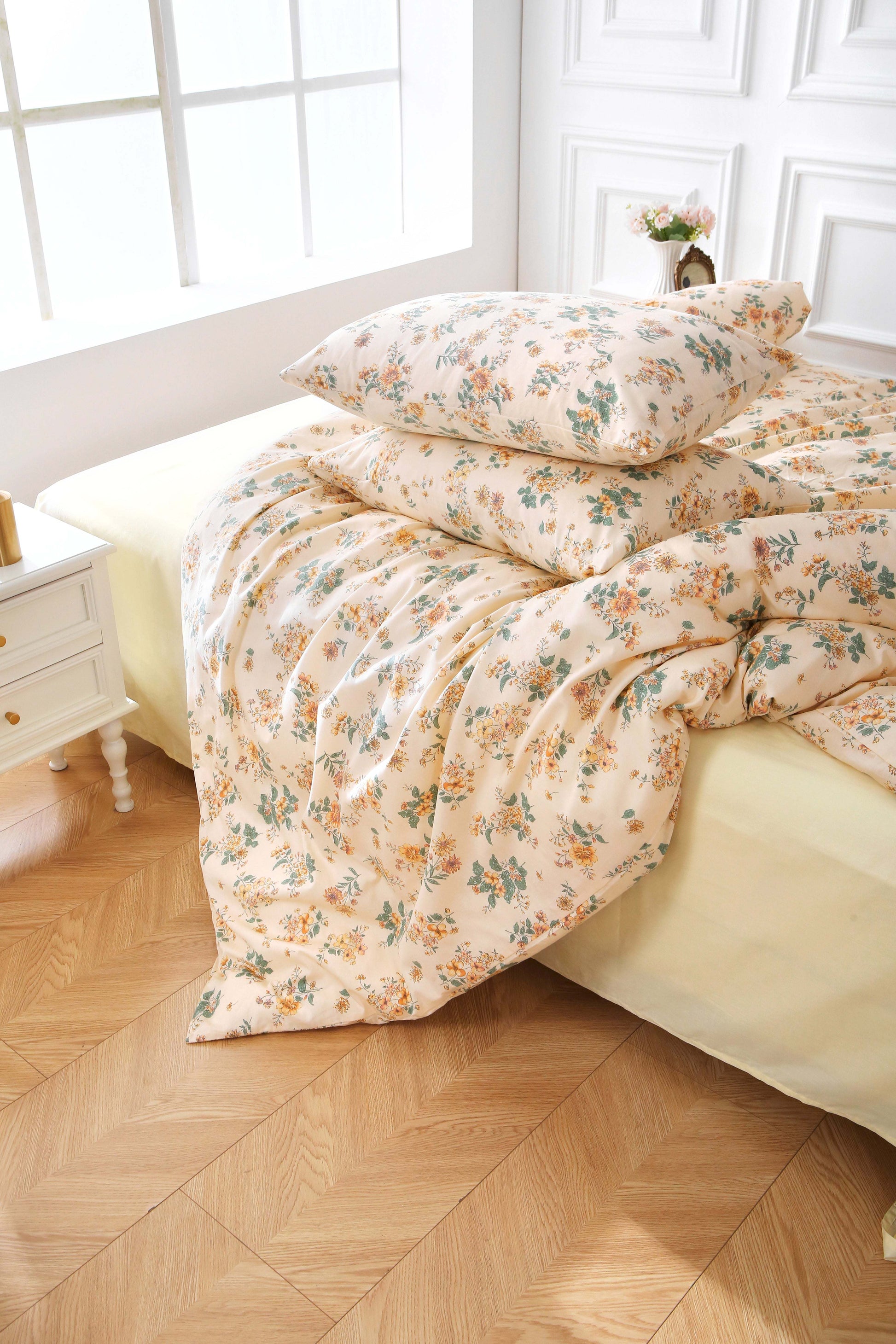 100% Cotton Vintage Floral Duvet Set - Elegant Bedding, Kawaii Design, Cozy Comfort.
