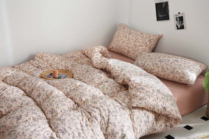 Pink beige duvet cover set with vintage floral print in a cozy bedroom setting.