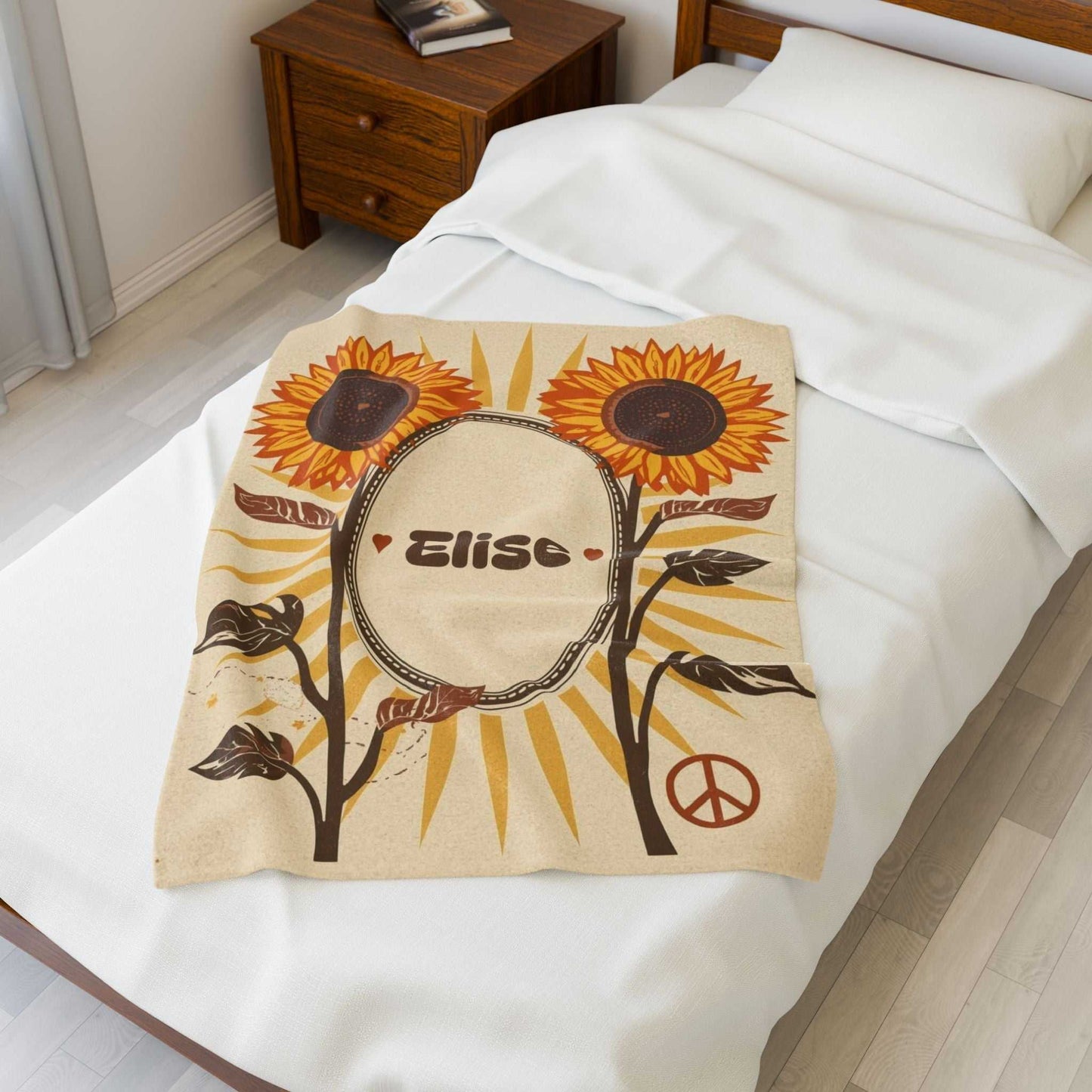 Personalized velveteen plush blanket with sunflower design and name Elise, cozy home decor gift
